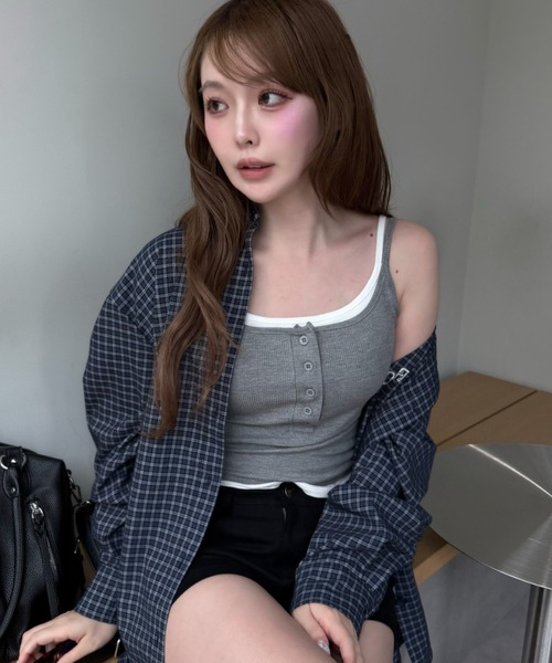 RAY CASSIN(レイカズン)の「パット付レイヤードヘンリーキャミ(キャミソール・レディース・ホワイト/ネイビー/グレー/ブラック・FREE)」の3枚目の写真