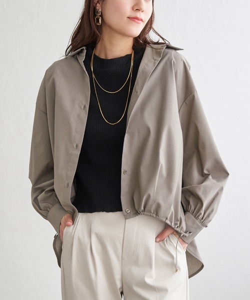 ikka(イッカ)の「【雑誌InRed4月号掲載】ドロストロングテールシャツ【親子コーデ】(シャツ/ブラウス・レディース・ホワイト/ネイビー/ブラウン系その他/グレー/ブルー・L/M/S)」の4枚目の写真