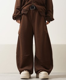 Laufer（ロイファー）の「【Laufer】エンブレム スタッズ バレルスウェットパンツ 【セットアップ可能】  Emblem Stud Barrel Sweatpants（スウェットパンツ）」