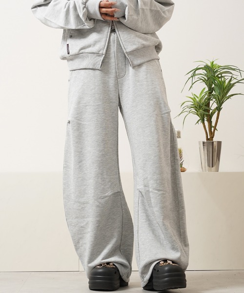 Laufer（ロイファー）の「【Laufer】エンブレム スタッズ バレルスウェットパンツ 【セットアップ可能】/ Emblem Stud Barrel Sweatpants（スウェットパンツ・メンズ・ブラウン/ブラック/グレー・M/L）」の3枚目の写真