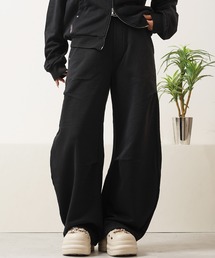 Laufer（ロイファー）の「【Laufer】エンブレム スタッズ バレルスウェットパンツ 【セットアップ可能】  Emblem Stud Barrel Sweatpants（スウェットパンツ）」