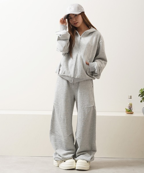 Laufer（ロイファー）の「【Laufer】エンブレム スタッズ バレルスウェットパンツ 【セットアップ可能】/ Emblem Stud Barrel Sweatpants（スウェットパンツ・メンズ・ブラウン/ブラック/グレー・M/L）」の4枚目の写真