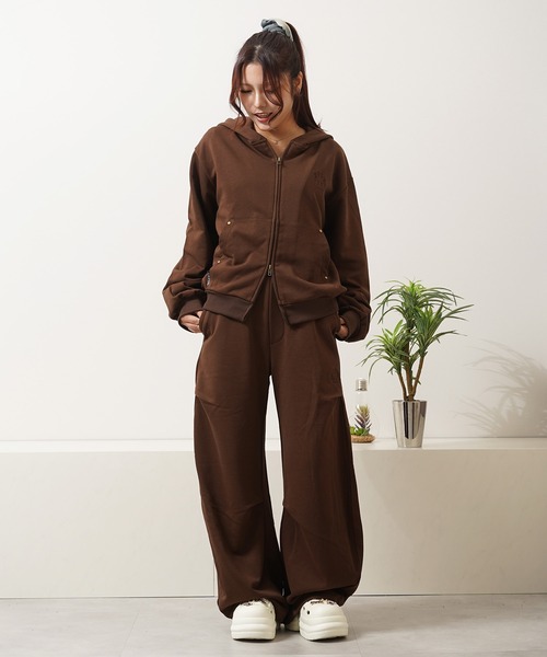 Laufer（ロイファー）の「【Laufer】エンブレム スタッズ バレルスウェットパンツ 【セットアップ可能】/ Emblem Stud Barrel Sweatpants（スウェットパンツ・メンズ・ブラウン/ブラック/グレー・M/L）」の18枚目の写真