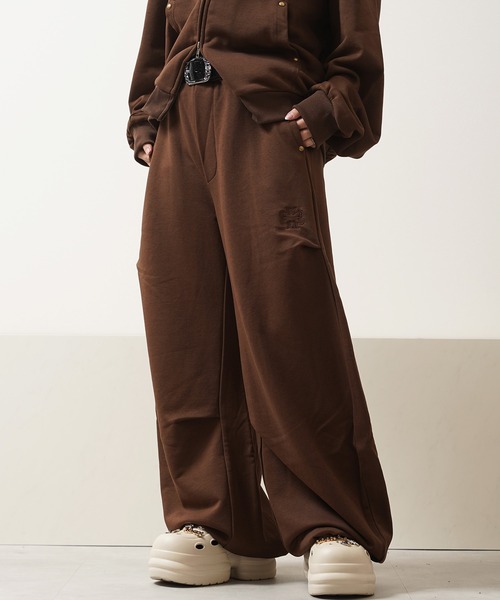 Laufer（ロイファー）の「【Laufer】エンブレム スタッズ バレルスウェットパンツ 【セットアップ可能】/ Emblem Stud Barrel Sweatpants（スウェットパンツ・メンズ・ブラウン/ブラック/グレー・M/L）」の20枚目の写真