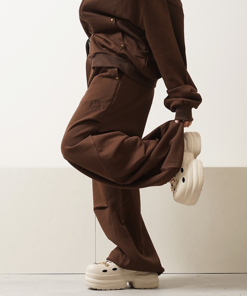 Laufer（ロイファー）の「【Laufer】エンブレム スタッズ バレルスウェットパンツ 【セットアップ可能】/ Emblem Stud Barrel Sweatpants（スウェットパンツ・メンズ・ブラウン/ブラック/グレー・M/L）」の21枚目の写真