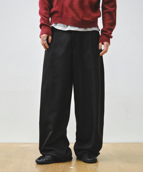 INTEMPOMOOD(インテンポムード)の「オフセットラインワイドスラックス_ブラック(スラックス・メンズ・ブラック・MEDIUM/LARGE/X-LARGE)」の1枚目の写真