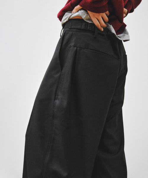 INTEMPOMOOD(インテンポムード)の「オフセットラインワイドスラックス_ブラック(スラックス・メンズ・ブラック・MEDIUM/LARGE/X-LARGE)」の2枚目の写真