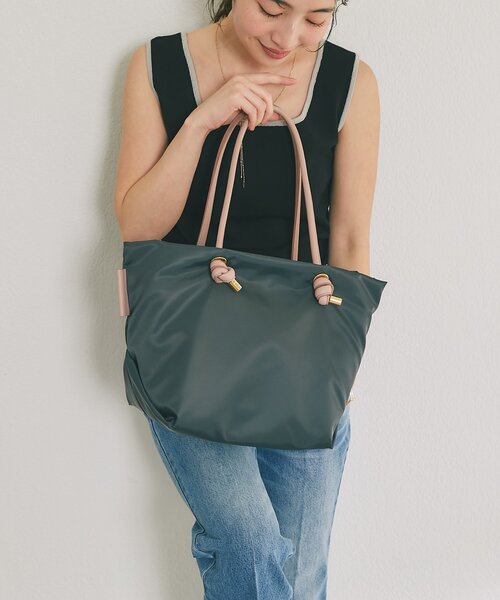 La boutique BonBon（ラブティックボンボン）の「【ヴィオラドーロ】ノットハンドルナイロントート Mサイズ（トートバッグ・レディース・チャコールグレー・FREE）」の2枚目の写真