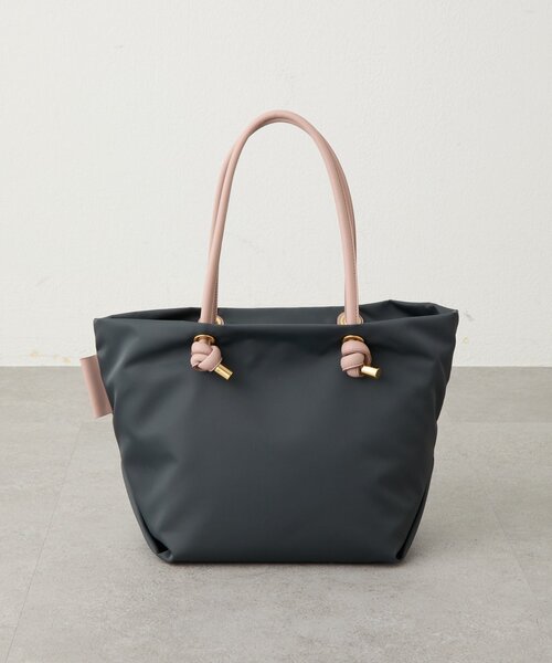 La boutique BonBon（ラブティックボンボン）の「【ヴィオラドーロ】ノットハンドルナイロントート Mサイズ（トートバッグ・レディース・チャコールグレー・FREE）」の8枚目の写真