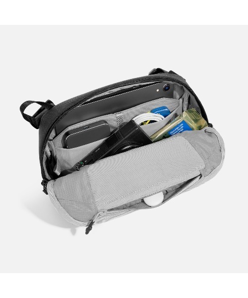Aer（エアー）の「AER　Day Sling 4　/　AER-21072（ショルダーバッグ・メンズ・ブラック・FREE）」の6枚目の写真