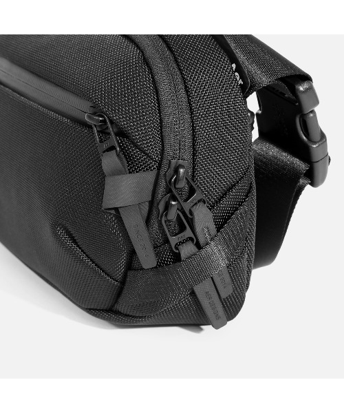 Aer（エアー）の「AER　Day Sling 4　/　AER-21072（ショルダーバッグ・メンズ・ブラック・FREE）」の11枚目の写真