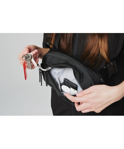 Aer（エアー）の「AER　Day Sling 4　/　AER-21072（ショルダーバッグ・メンズ・ブラック・FREE）」の13枚目の写真