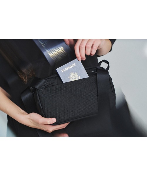 Aer（エアー）の「AER　Day Sling 4　/　AER-21072（ショルダーバッグ・メンズ・ブラック・FREE）」の14枚目の写真
