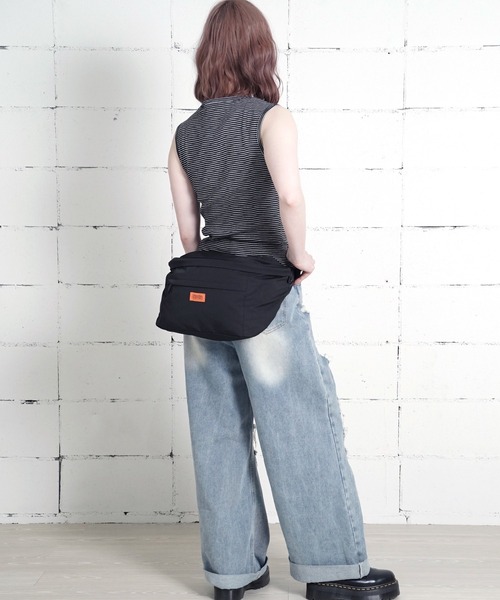 UNIVERSAL OVERALL（ユニバーサルオーバーオール）の「"07"≪UNIVERSAL OVERALL≫4ポケット/12L ビッグ ヒップバッグ（ボディバッグ/ウエストポーチ・メンズ・ブラック/チャコールグレー/カーキブラウン・ONE SIZE）」の5枚目の写真