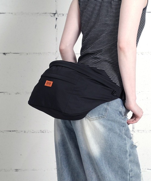 UNIVERSAL OVERALL（ユニバーサルオーバーオール）の「"07"≪UNIVERSAL OVERALL≫4ポケット/12L ビッグ ヒップバッグ（ボディバッグ/ウエストポーチ・メンズ・ブラック/チャコールグレー/カーキブラウン・ONE SIZE）」の6枚目の写真