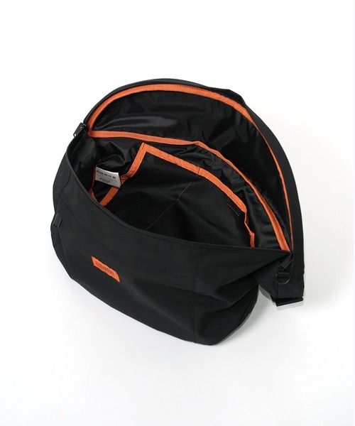 UNIVERSAL OVERALL（ユニバーサルオーバーオール）の「"07"≪UNIVERSAL OVERALL≫4ポケット/12L ビッグ ヒップバッグ（ボディバッグ/ウエストポーチ・メンズ・ブラック/チャコールグレー/カーキブラウン・ONE SIZE）」の9枚目の写真