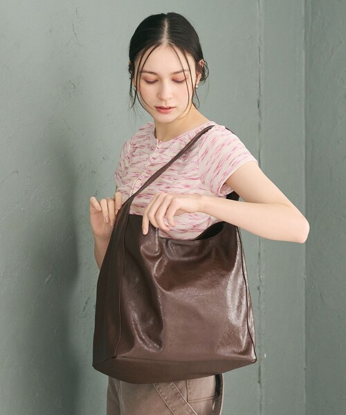 BEAUTY&YOUTH UNITED ARROWS(ビューティーアンドユースユナイテッドアローズ)の「レザーライク ビッグ ワンショルダーバッグ(ショルダーバッグ・レディース・ブラック/ダークブラウン・FREE)」の2枚目の写真