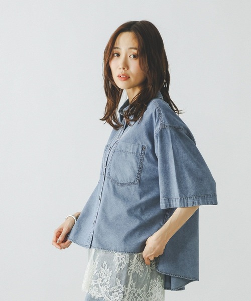 GLOBAL WORK（グローバルワーク）の「GOODデニムシャツ半袖/655908（シャツ/ブラウス・レディース・ブルー/ブルー系6・LARGE/MEDIUM）」の6枚目の写真