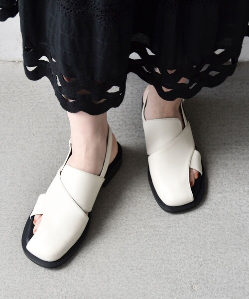 SHIPS any(シップス エニィ)の「【SHIPS any別注】ALL BLACK: バック ストラップ サンダル(サンダル・レディース・ブラック/ナチュラル・38/37/36)」の3枚目の写真