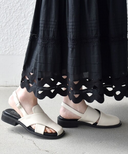 SHIPS any(シップス エニィ)の「【SHIPS any別注】ALL BLACK: バック ストラップ サンダル(サンダル・レディース・ブラック/ナチュラル・38/37/36)」の4枚目の写真