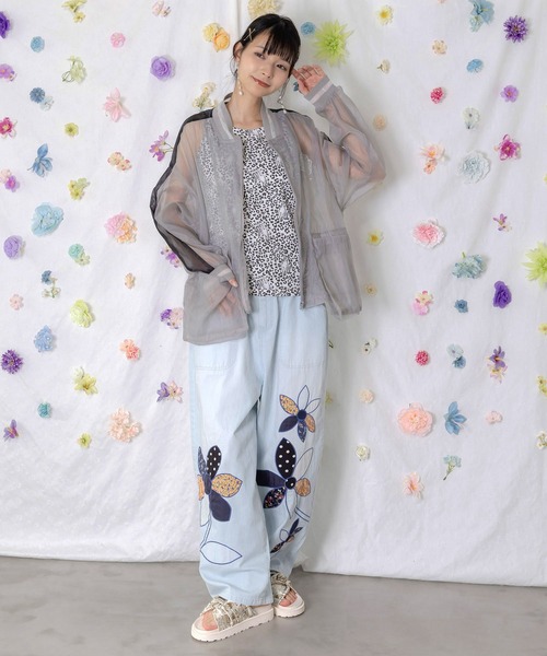 ScoLar(スカラー)の「162605:パッチワークお花アップリケデニムパンツ(デニムパンツ・レディース・ネイビー/ブルー・M)」の3枚目の写真