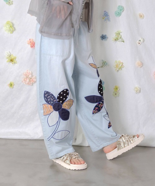 ScoLar(スカラー)の「162605:パッチワークお花アップリケデニムパンツ(デニムパンツ・レディース・ネイビー/ブルー・M)」の5枚目の写真