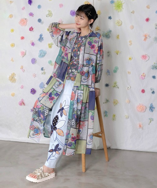 ScoLar(スカラー)の「162605:パッチワークお花アップリケデニムパンツ(デニムパンツ・レディース・ネイビー/ブルー・M)」の8枚目の写真
