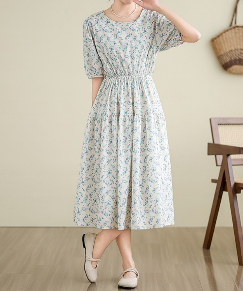 LUCPY(ラクピー)の「小花柄ギャザーミディワンピース(ワンピース・レディース・ライトブルー・MEDIUM/LARGE/X-LARGE/XX-LARGE)」の2枚目の写真
