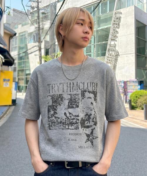 ARULE(アルール)の「A'GEM/9 × .kom『ARULE/アルール』サーマル 加工プリント半袖Tシャツ(Tシャツ/カットソー・メンズ・ブラック/グレー・M)」の2枚目の写真