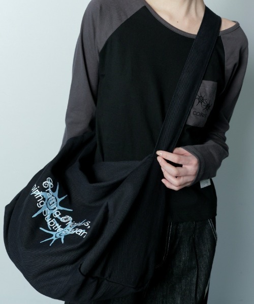 COIRIS(コイリス)の「◇COIRIS◇ブランド直輸入正規品/ORUA レタリングクロスバッグ ORUA LETTERING CROSS BAG(ショルダーバッグ・レディース・ブラック・FREE)」の1枚目の写真