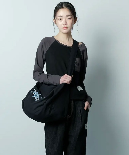 COIRIS(コイリス)の「◇COIRIS◇ブランド直輸入正規品/ORUA レタリングクロスバッグ ORUA LETTERING CROSS BAG(ショルダーバッグ・レディース・ブラック・FREE)」の3枚目の写真