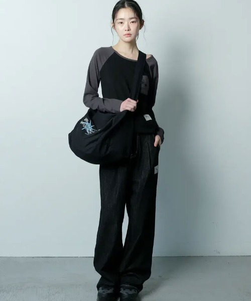 COIRIS(コイリス)の「◇COIRIS◇ブランド直輸入正規品/ORUA レタリングクロスバッグ ORUA LETTERING CROSS BAG(ショルダーバッグ・レディース・ブラック・FREE)」の4枚目の写真