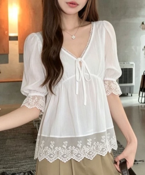 AMAJI(アマジ)の「レース切替 Vネック トップス(Tシャツ/カットソー・レディース・ホワイト・FREE)」の3枚目の写真