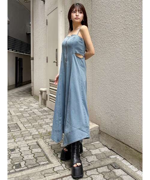MURUA(ムルーア)の「デニムライクサイドカットワンピース 夏服(ワンピース・レディース・ブラック/ブルー・1/2)」の3枚目の写真