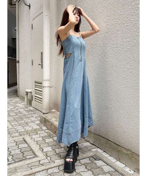 MURUA(ムルーア)の「デニムライクサイドカットワンピース 夏服(ワンピース・レディース・ブラック/ブルー・1/2)」の4枚目の写真