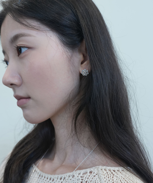 DENU(デヌ)の「Demure Flower Stud Piercing Earring(ピアス(両耳用)・レディース・ゴールド/シルバー・FREE)」の3枚目の写真