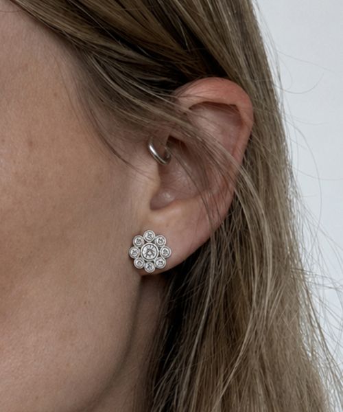 DENU(デヌ)の「Demure Flower Stud Piercing Earring(ピアス(両耳用)・レディース・ゴールド/シルバー・FREE)」の4枚目の写真