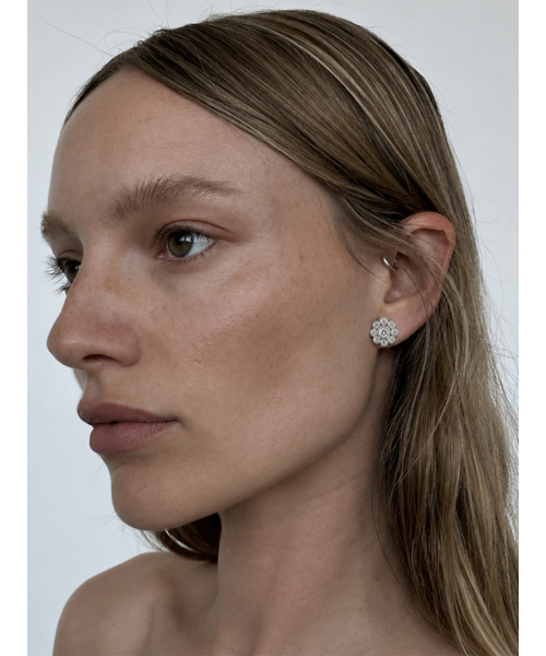 DENU(デヌ)の「Demure Flower Stud Piercing Earring(ピアス(両耳用)・レディース・ゴールド/シルバー・FREE)」の5枚目の写真