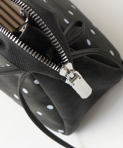 Chick(チック)の「Dot Ribbon Square Shoulder Bag with Charm / チャーム付き ドット柄 リボン スクエア ショルダーバッグ 横長 ガーリー フェミニン レディース 2026年 夏 夏服(ショルダーバッグ・レディース・レッド/ブラック/ホワイト・FREE)」の6枚目の写真