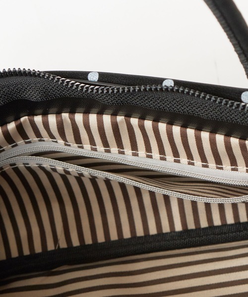 Chick(チック)の「Dot Ribbon Square Shoulder Bag with Charm / チャーム付き ドット柄 リボン スクエア ショルダーバッグ 横長 ガーリー フェミニン レディース 2026年 夏 夏服(ショルダーバッグ・レディース・レッド/ブラック/ホワイト・FREE)」の7枚目の写真