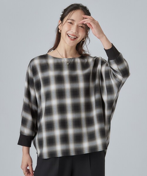 SHOO・LA・RUE(シューラルー)の「【着丈選べる/洗濯後しわになりにくい】インせず着られる ドルマンブラウス(シャツ/ブラウス・レディース・チャコール/イエロー/ボルドー/ブルー系その他/ダークブラウン系6/ダークブラウン系2/ブラック系6/ホワイト系9/ホワイト系5/ブルー系その他7/ブラック/チャコールグレー/ワイン系2/イエロー系6/ベージュ系6/ベージュ系1・00)」の17枚目の写真