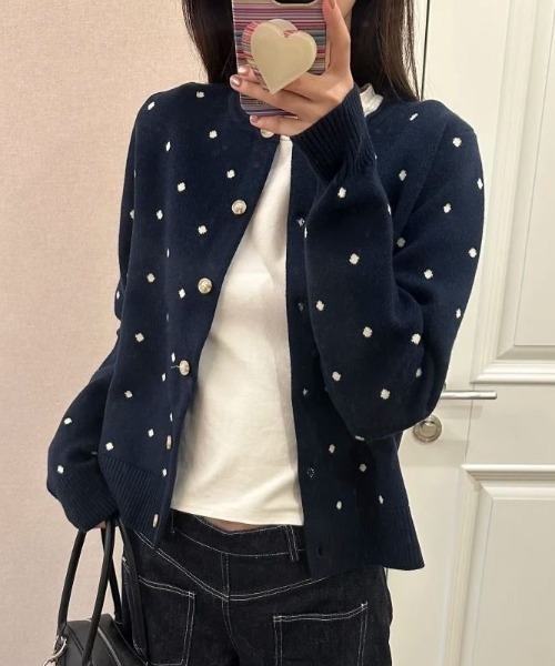 AVYL(アヴィル)の「クルーネックドット柄ニットカーディガン(カーディガン/ボレロ・レディース・ネイビー/ブルー・M)」の12枚目の写真