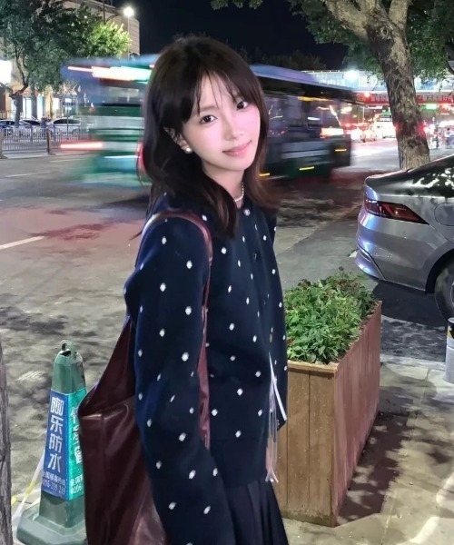AVYL(アヴィル)の「クルーネックドット柄ニットカーディガン(カーディガン/ボレロ・レディース・ネイビー/ブルー・M)」の4枚目の写真