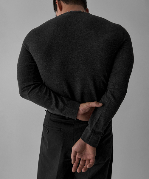 BOWLOW PRODUCT（バウロープロダクト）の「エッセンシャルラウンドネックマッスルロングスリーブニット[チャコール]（ニット/セーター・メンズ・その他・MEDIUM/LARGE/X-LARGE）」の4枚目の写真