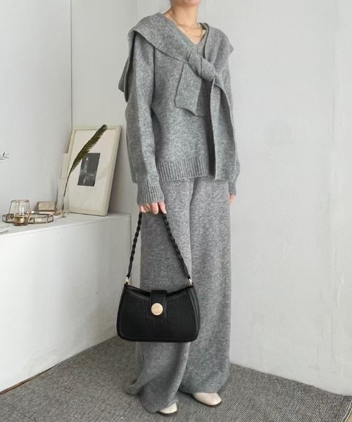 FAVORITO(ファヴォリート)の「ニットトップスパンツセットアップ(セットアップ・レディース・ベージュ/ダークグレー/ライトグレー・F)」の6枚目の写真