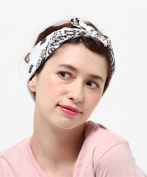 lala Born（ララボーン）の「【lala Born】バンダナ（バンダナ/スカーフ・レディース・ブラック/ライトブルー/レッド/ブルー/ミント/ラベンダー/イエロー/オレンジ/ホワイト/グリーン/ピンク/ネイビー/モカ/モスグリーン/ベージュ/カーキ/ワイン・FREE）」の2枚目の写真