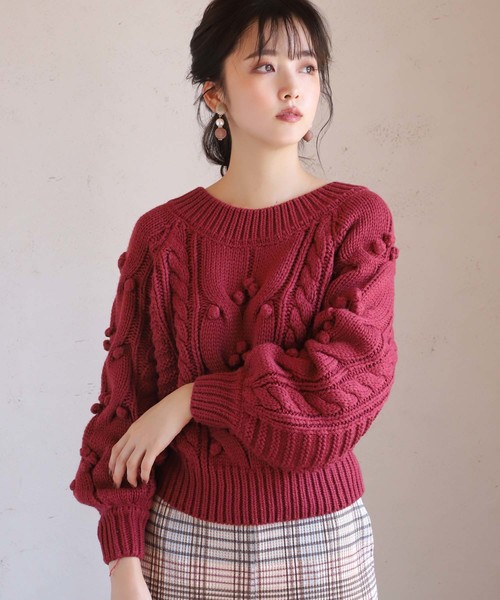 one after another NICE CLAUP（ワンアフターアナザーナイスクラップ）の「【WEB STORE限定】ケーブルポンポンニット（ニット/セーター・レディース・ブラウン/レッド/イエロー/アイボリー・FREE）」の4枚目の写真