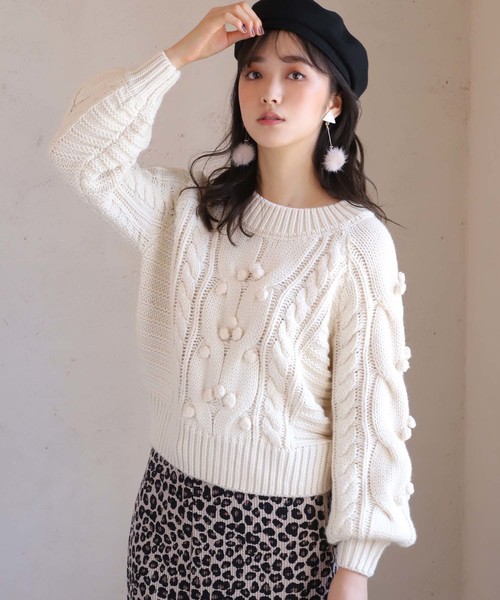 one after another NICE CLAUP（ワンアフターアナザーナイスクラップ）の「【WEB STORE限定】ケーブルポンポンニット（ニット/セーター・レディース・ブラウン/レッド/イエロー/アイボリー・FREE）」の2枚目の写真