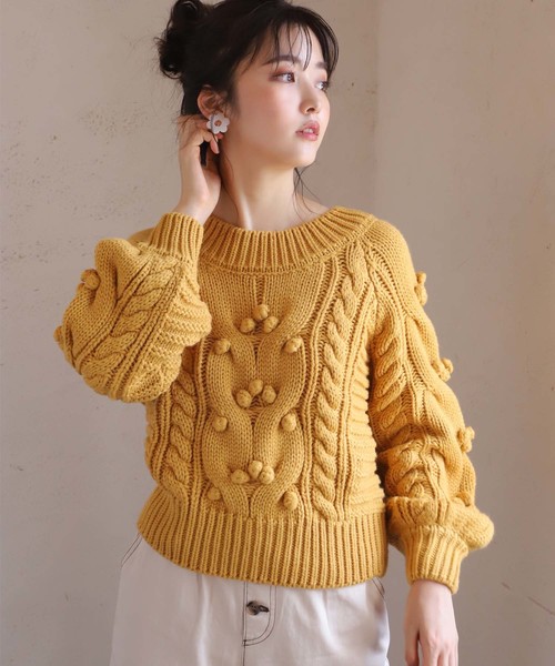 one after another NICE CLAUP（ワンアフターアナザーナイスクラップ）の「【WEB STORE限定】ケーブルポンポンニット（ニット/セーター・レディース・ブラウン/レッド/イエロー/アイボリー・FREE）」の6枚目の写真