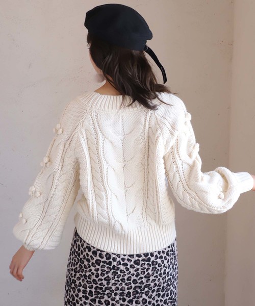 one after another NICE CLAUP（ワンアフターアナザーナイスクラップ）の「【WEB STORE限定】ケーブルポンポンニット（ニット/セーター・レディース・ブラウン/レッド/イエロー/アイボリー・FREE）」の8枚目の写真